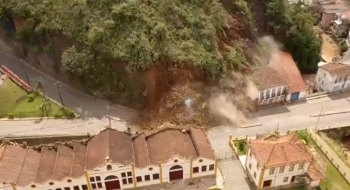 Deslizamento em morro no centro histórico de Ouro Preto destrói casarões em MG